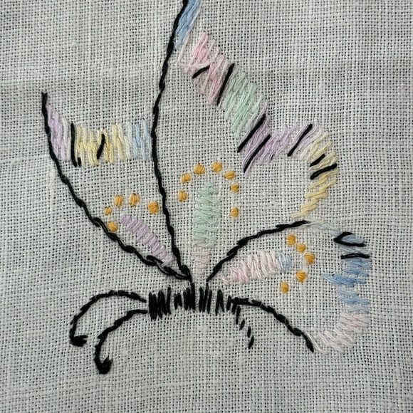 Linen Table/Bureau/Dresser Runner Embroidered Flowers Butterflies Crochet Trim - Picture 4 of 8